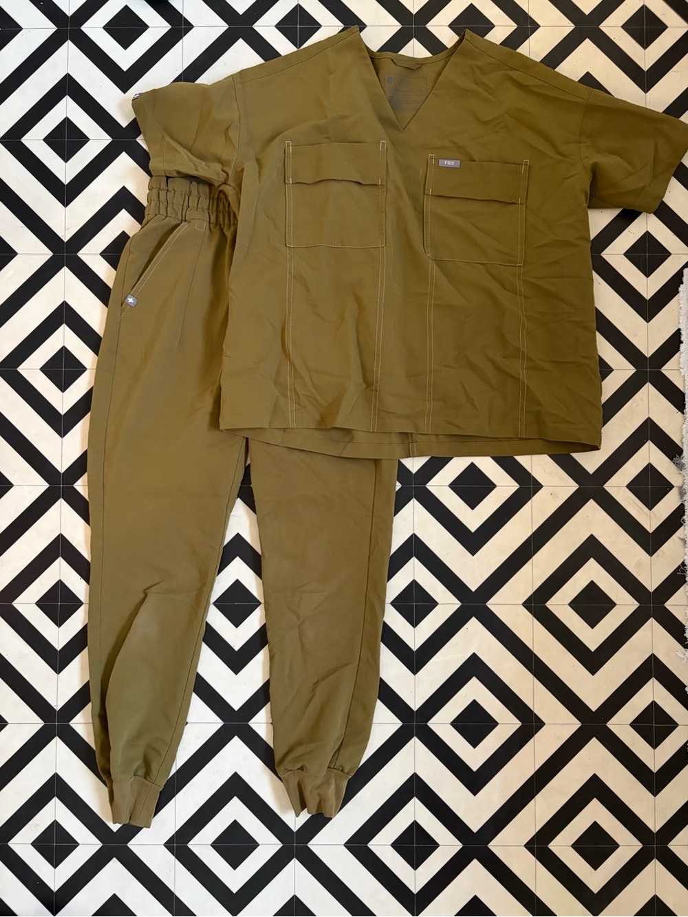 Figs Olive Women's Scrub Top & Jogger Set